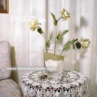 vaso con rose dorate