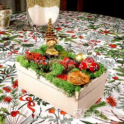 Scatola di legno bianca decorata con muschio, funghi e folletto