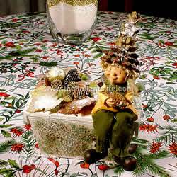 Scatola di legno bianca decorata con materiale del bosco