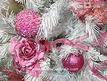 Dettaglio di pino bianco decorato con addobbi rosa
