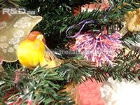 Albero di natale addobbato con pom pom fatti a mano con avanzi di lana a costo zro