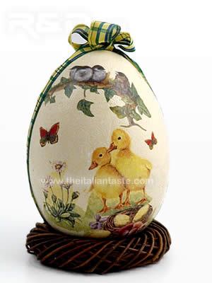 uovo decorato con immagini pasquali e dedicate alla primavera