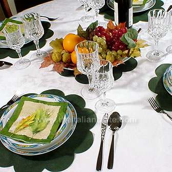 tavola autunnale decorata con centrotavola con frutta fresca, e altri colori autunnali 