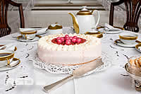 come apparecchiare per il tè intorno al tavolo