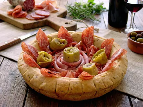 Affettati in una ciotola di pane