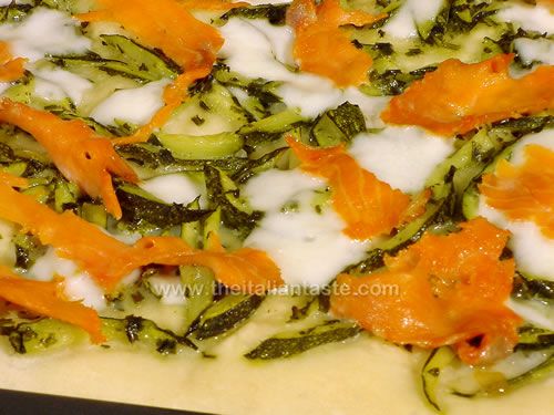 Pizza zucchine e trota affumicata