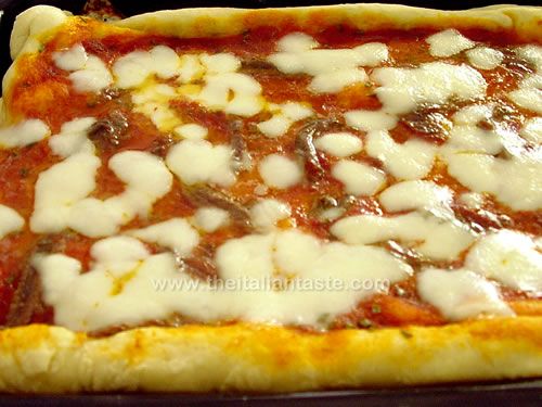 Pizza con mozzarella e acciughe sott'olio
