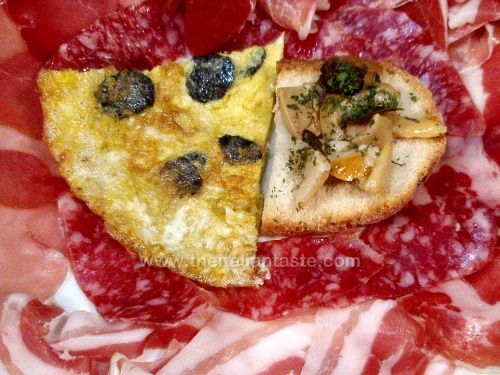 Crostini with mushrooms in oil