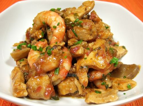 Pollo, salsiccia, gamberi e funghi in umido