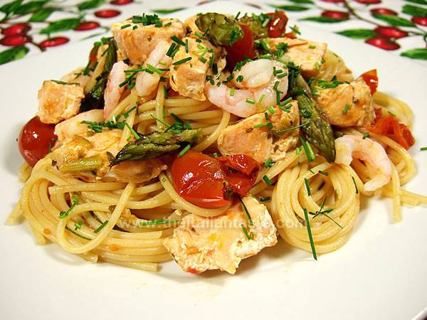 Spaghetti salmone, asparagi e gamberetti