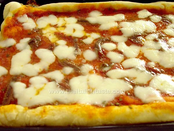 Pizza con mozzarella e acciughe