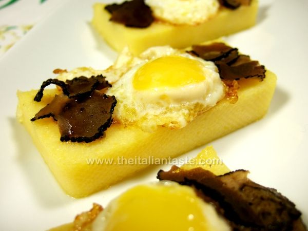Crostoni di polenta con
uova di quaglia e tartufo nero