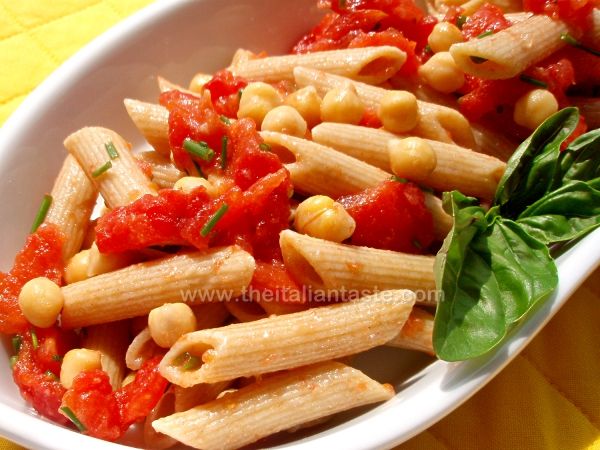 Pasta salad with tomatoes and chickpeas