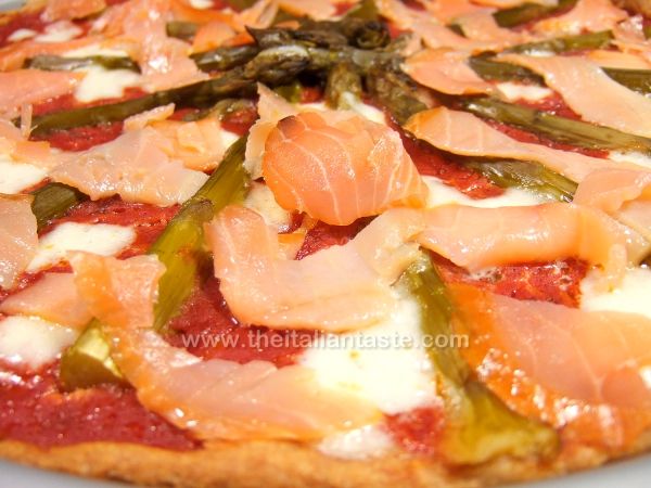 Pizza salmone asparagi