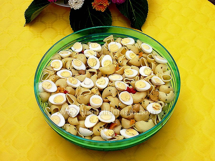 Pasta salad with quail eggs
