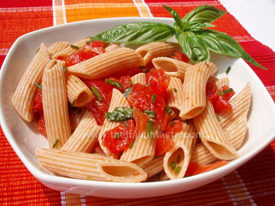 Fresh tomato and basil pasta salad