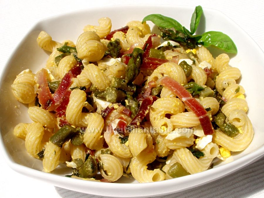 Pasta salad with speck and asparagus