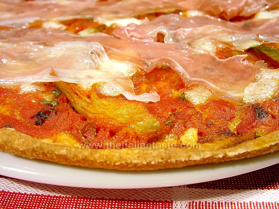 Pizza con prosciutto e carciofi