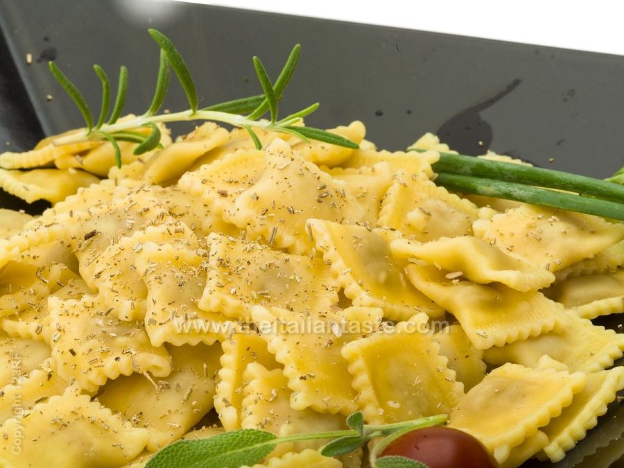 Ravioli ripieni di salmone e patate