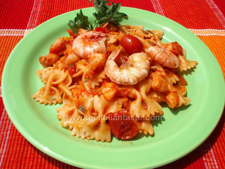 Farfalle con peperoni e gamberi