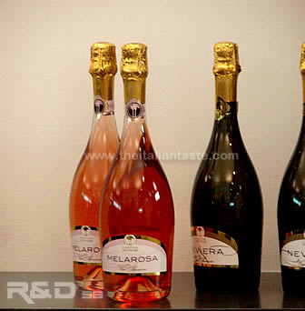 bottiglie di vino in mostra